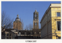 602085 Gezicht op de torens van de Buurkerk en Domtoren, vanaf de Mariaplaats te Utrecht; rechts een deel van het ...